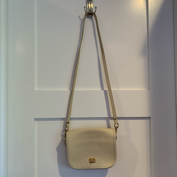 L.L. Bean Handbags - L.L. Bean Vintage Crossbody Leather Bag